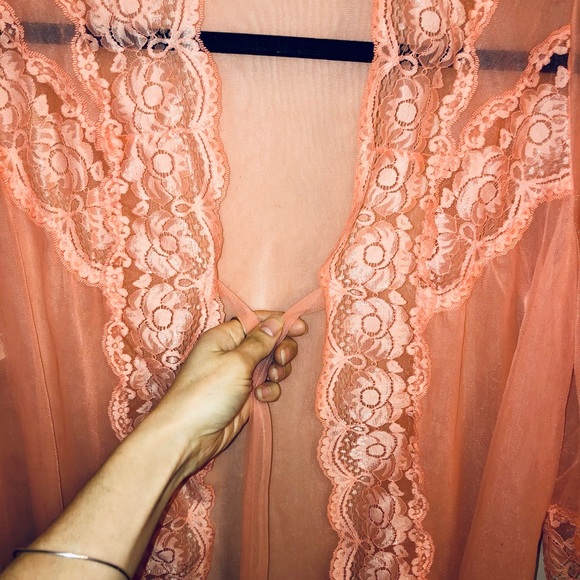 Delicate Vintage Robe - Picture 2 of 7